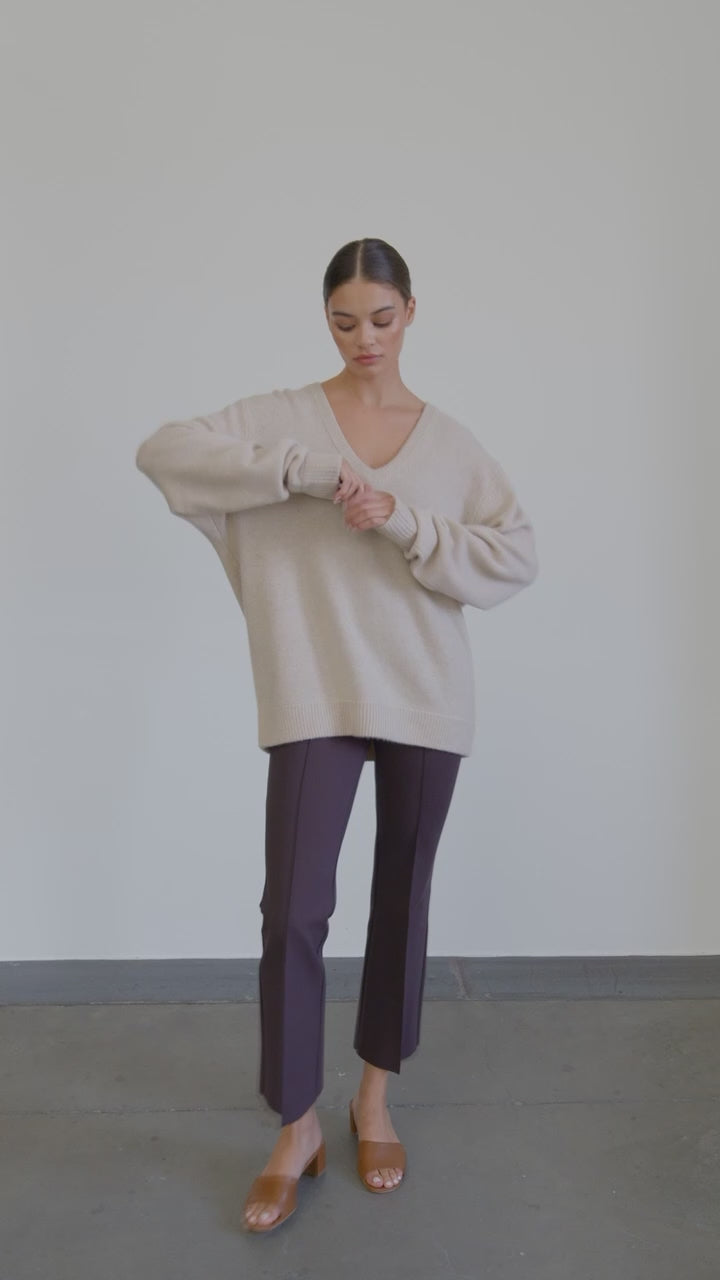THE LYON RIBBED CASHMERE V-NECK SWEATER - OATMEAL