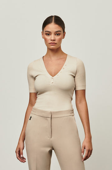 THE GRAHAM V-NECK RIBBED SLEEVE TOP - PEBBLE