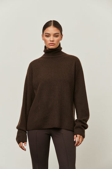 THE LYLE RIBBED CASHMERE TURTLE NECK SWEATER - CHOCO
